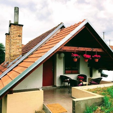 Apartman Nad Vinnym Sklepom Pouzdrany Exterior foto